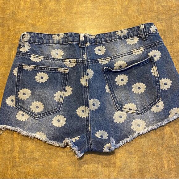 Hot Kiss Cici Ripped Floral Jean Shorts Junior's Size 11 Distressed Raw Hem - Picture 6 of 6
